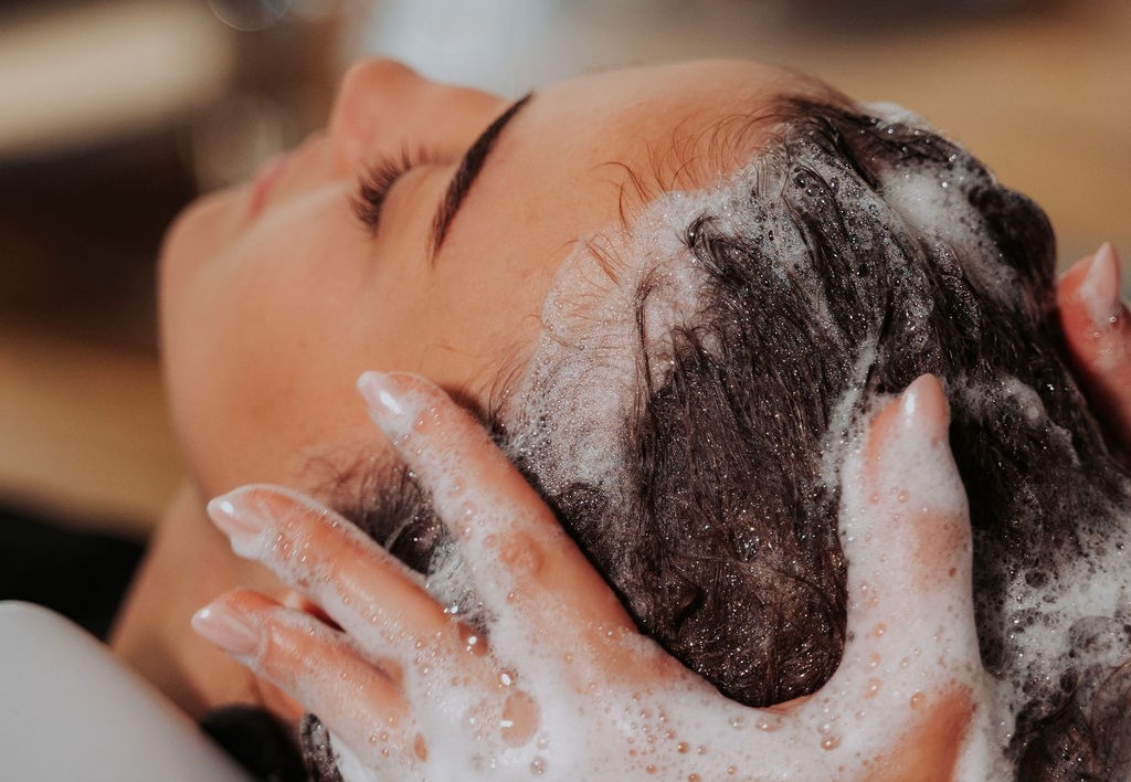 Soin Head Spa réalisé dans le salon